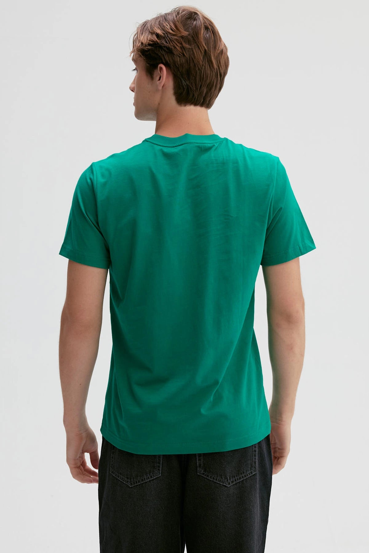 Polera hombre verde con diseño de Usopp de One Piece en el frente