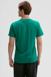 Polera hombre verde con diseño de Usopp de One Piece en el frente