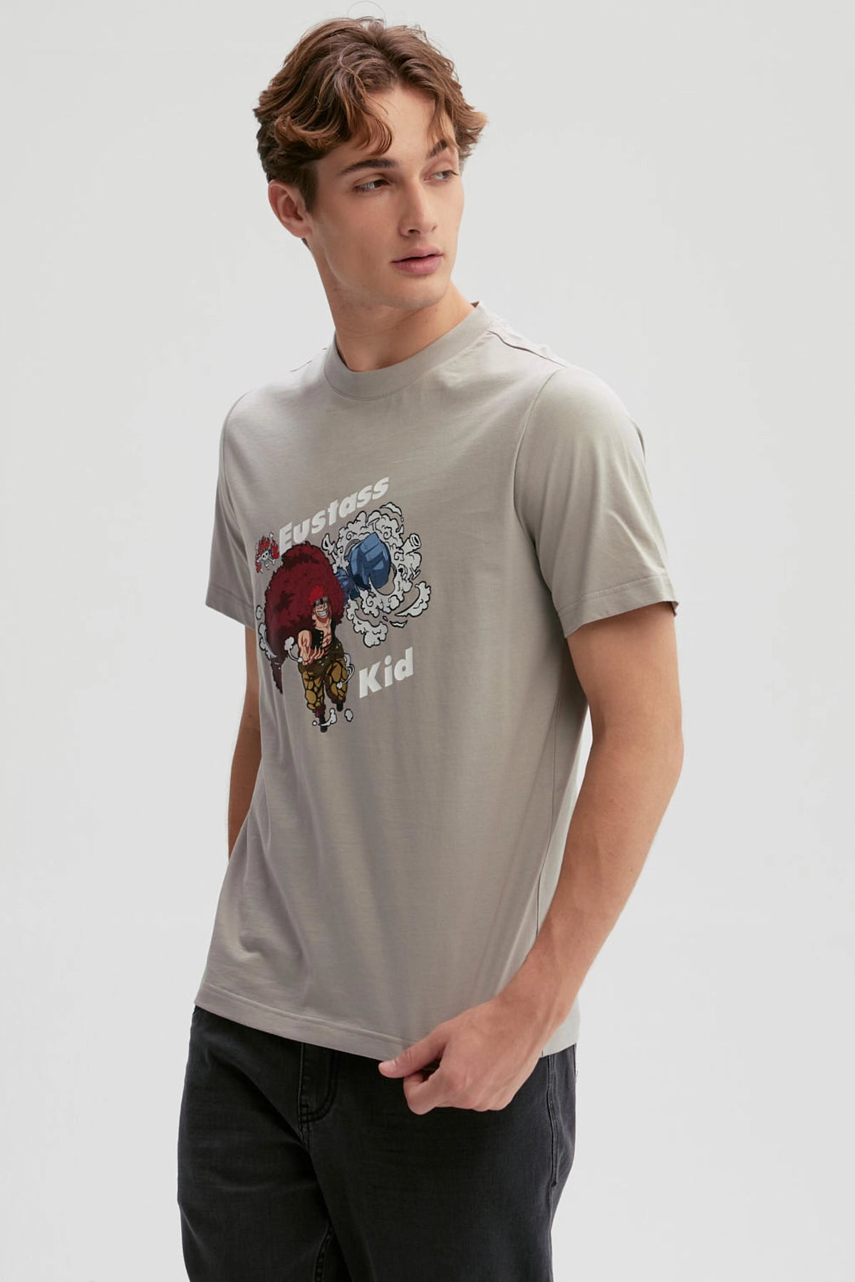 Polera gris de hombre con estampado de Eustass Kid de One Piece