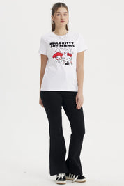 Polera blanca de mujer con estampa grande centrada de Hello Kitty y amigos en estilo gráfico cartoon