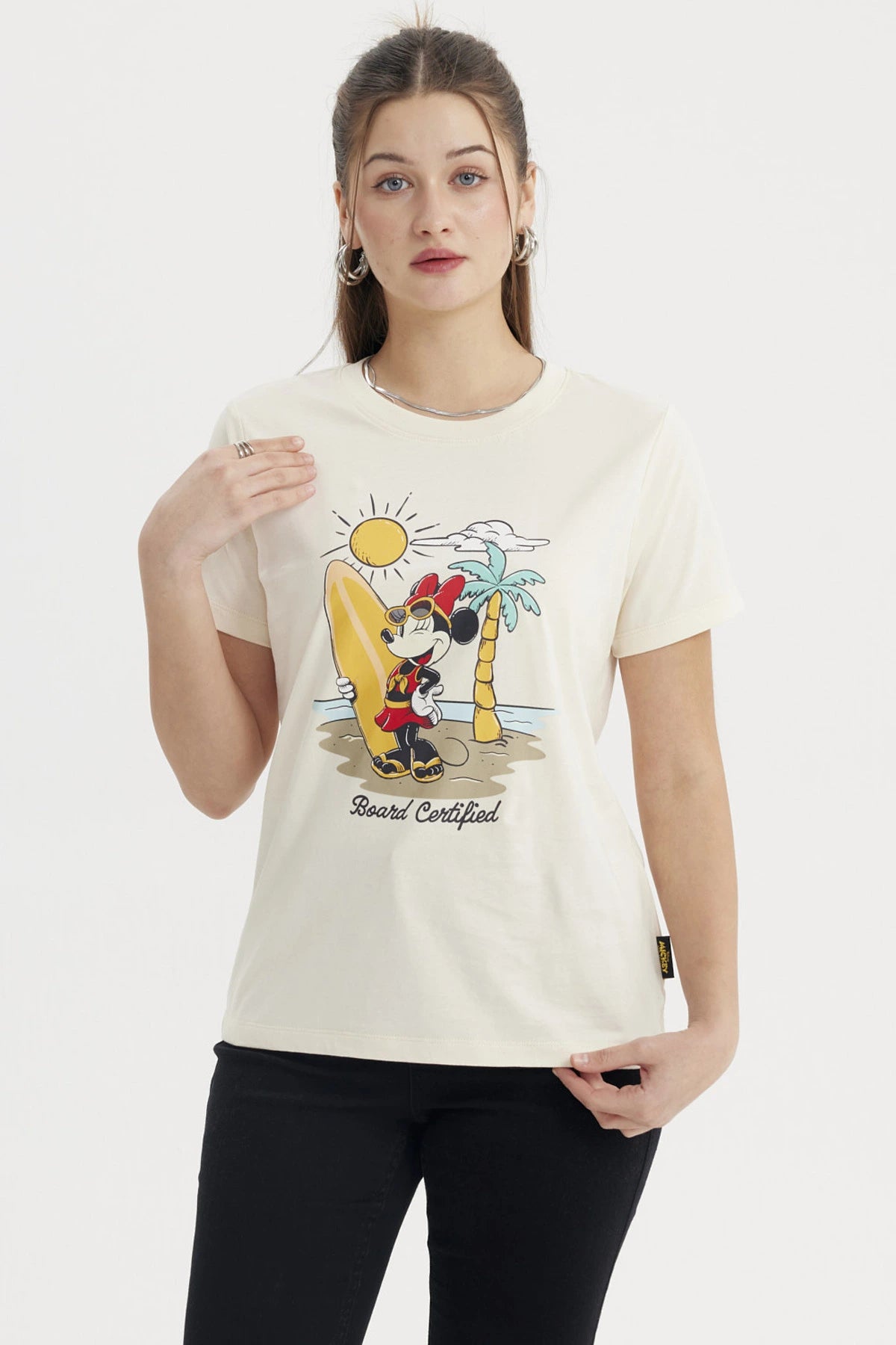 Polera beige de mujer con Minnie surfeando en la playa estampa grande central estilo dibujo con texto Board Certified