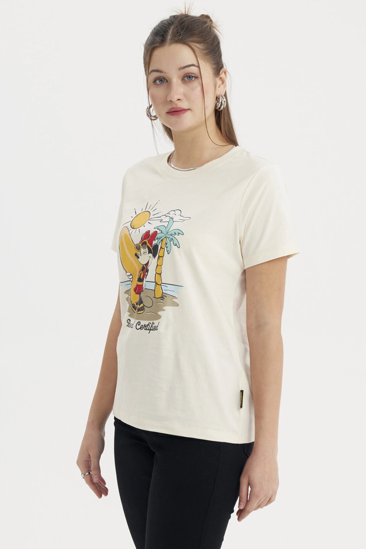 Polera beige de mujer con Minnie surfeando en la playa estampa grande central estilo dibujo con texto Board Certified