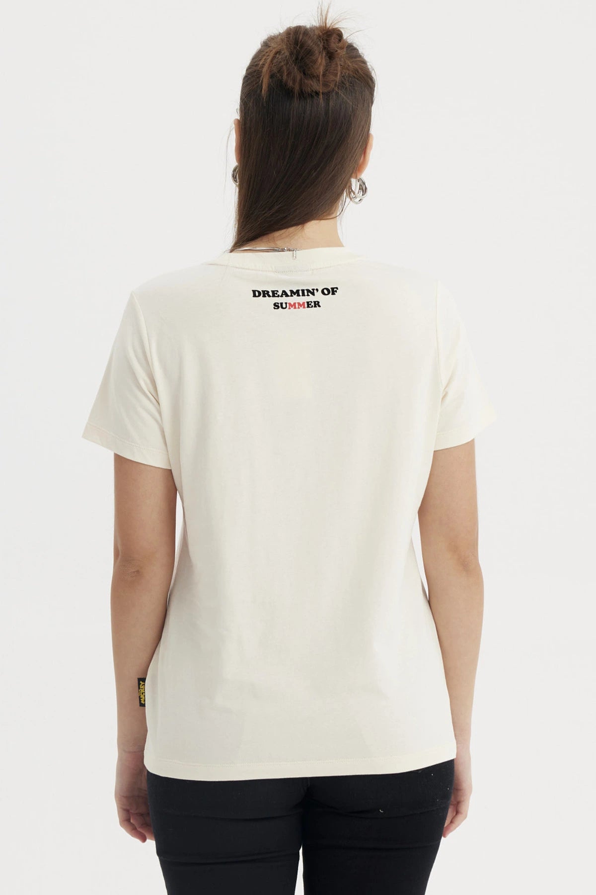 Polera beige de mujer con Minnie surfeando en la playa estampa grande central estilo dibujo con texto Board Certified