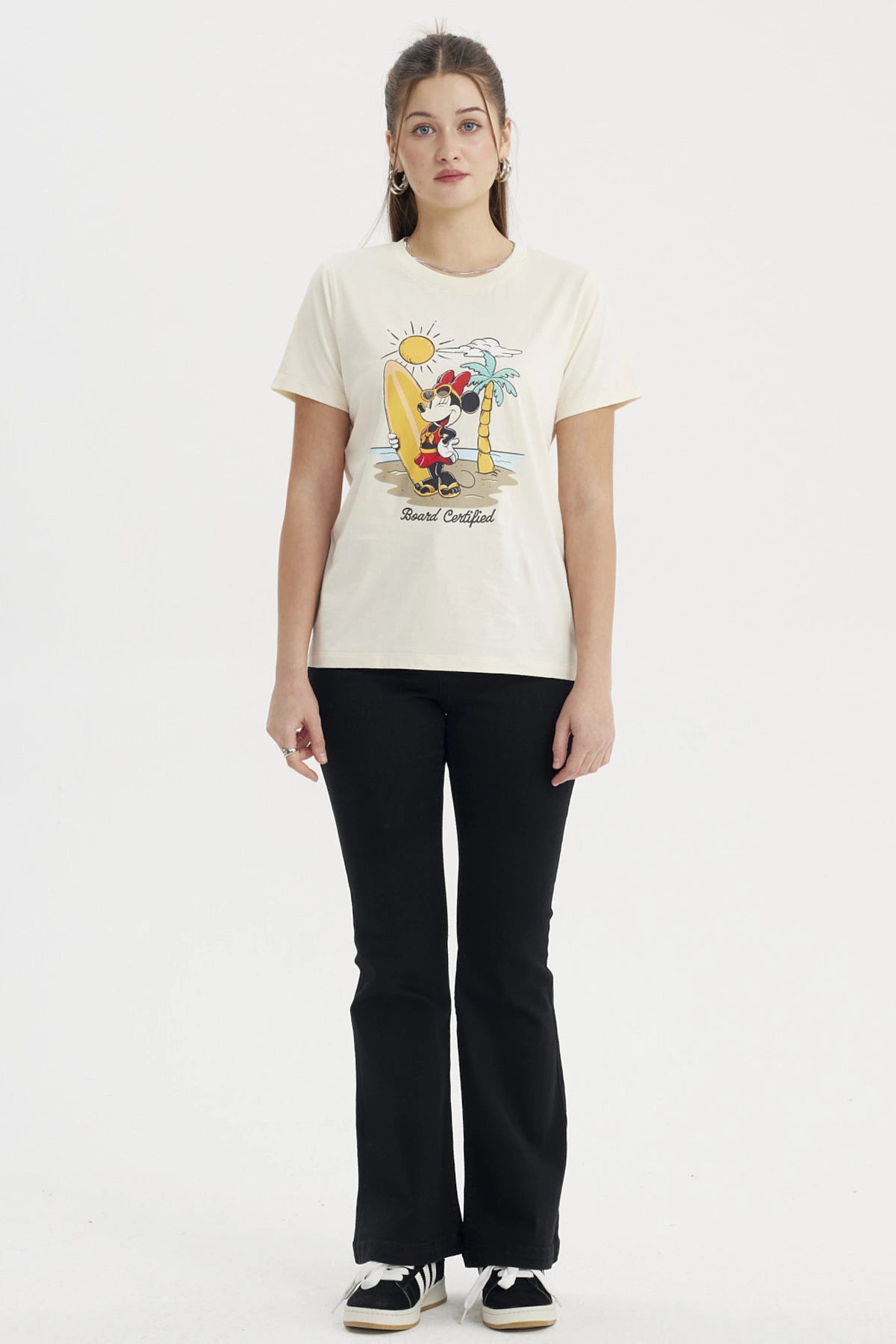 Polera beige de mujer con Minnie surfeando en la playa estampa grande central estilo dibujo con texto Board Certified