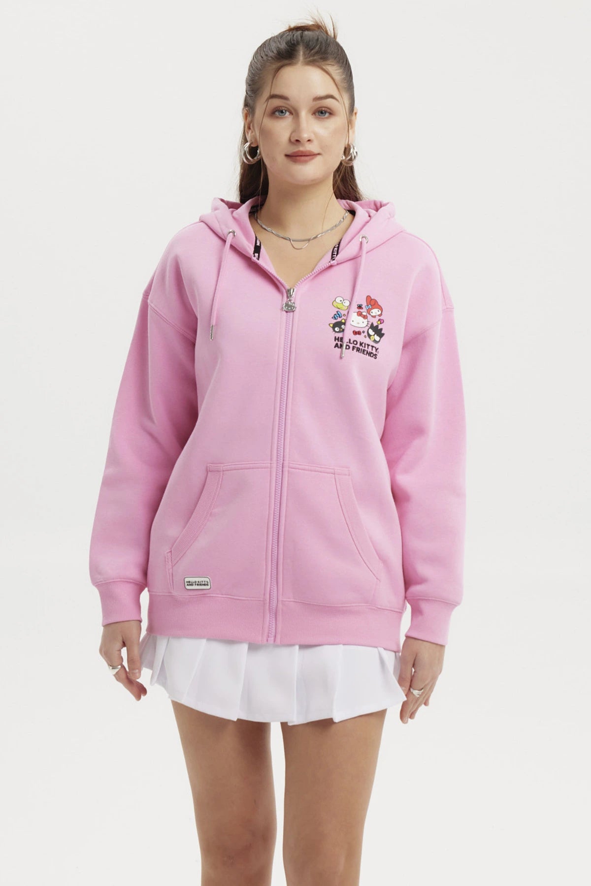 Polerón rosado con capucha mujer estampado Hello Kitty y amigos en el pecho estilo casual relajado