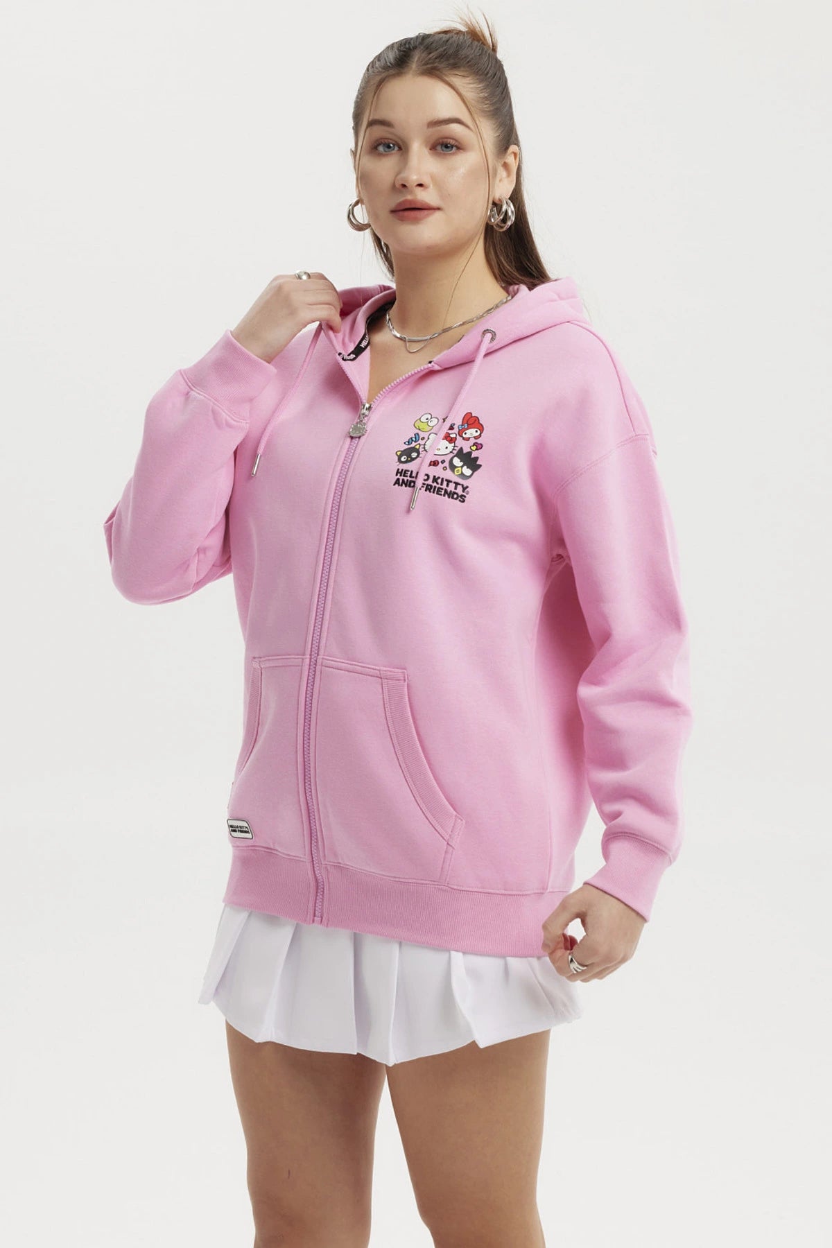 Polerón rosado con capucha mujer estampado Hello Kitty y amigos en el pecho estilo casual relajado