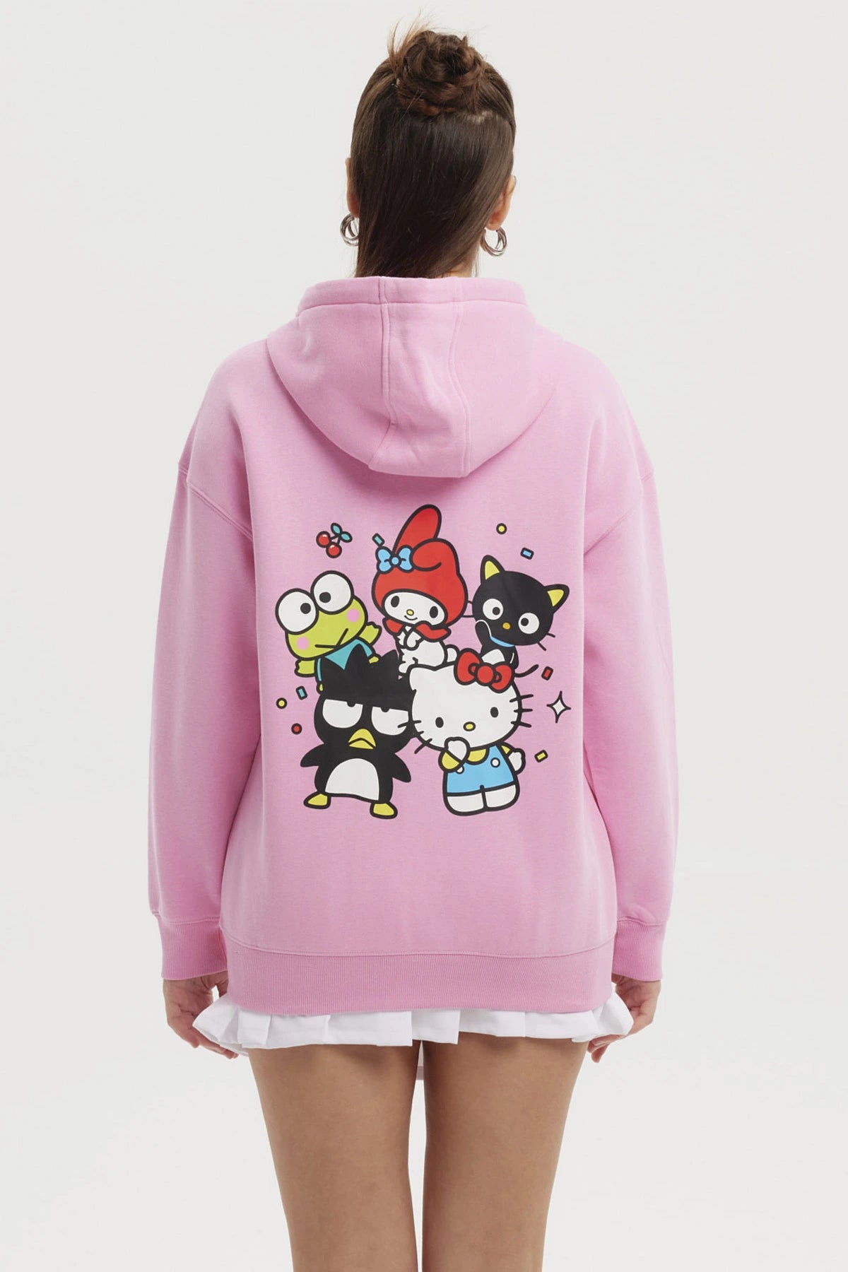 Polerón rosado con capucha mujer estampado Hello Kitty y amigos en el pecho estilo casual relajado