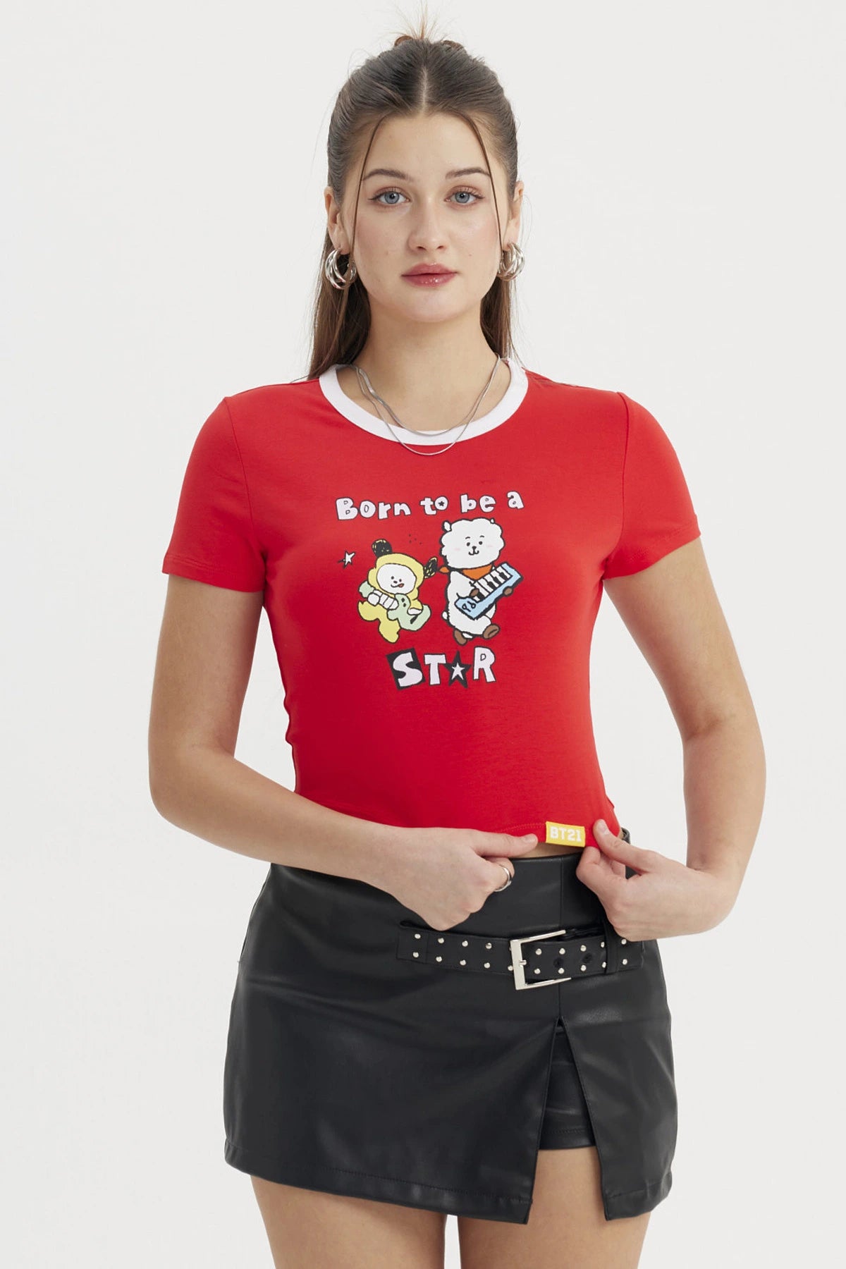 Polera mujer roja con estampa de BT21 personajes tocando instrumentos en el frente estilo animado texto Born to be a Star
