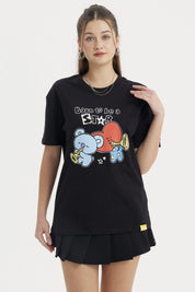 Polera negra de mujer con estampado de personajes BT21 tocando trompetas al frente con texto Born to be a Star