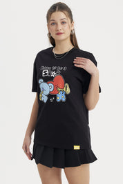 Polera negra de mujer con estampado de personajes BT21 tocando trompetas al frente con texto Born to be a Star