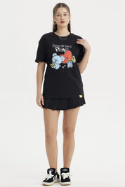Polera negra de mujer con estampado de personajes BT21 tocando trompetas al frente con texto Born to be a Star