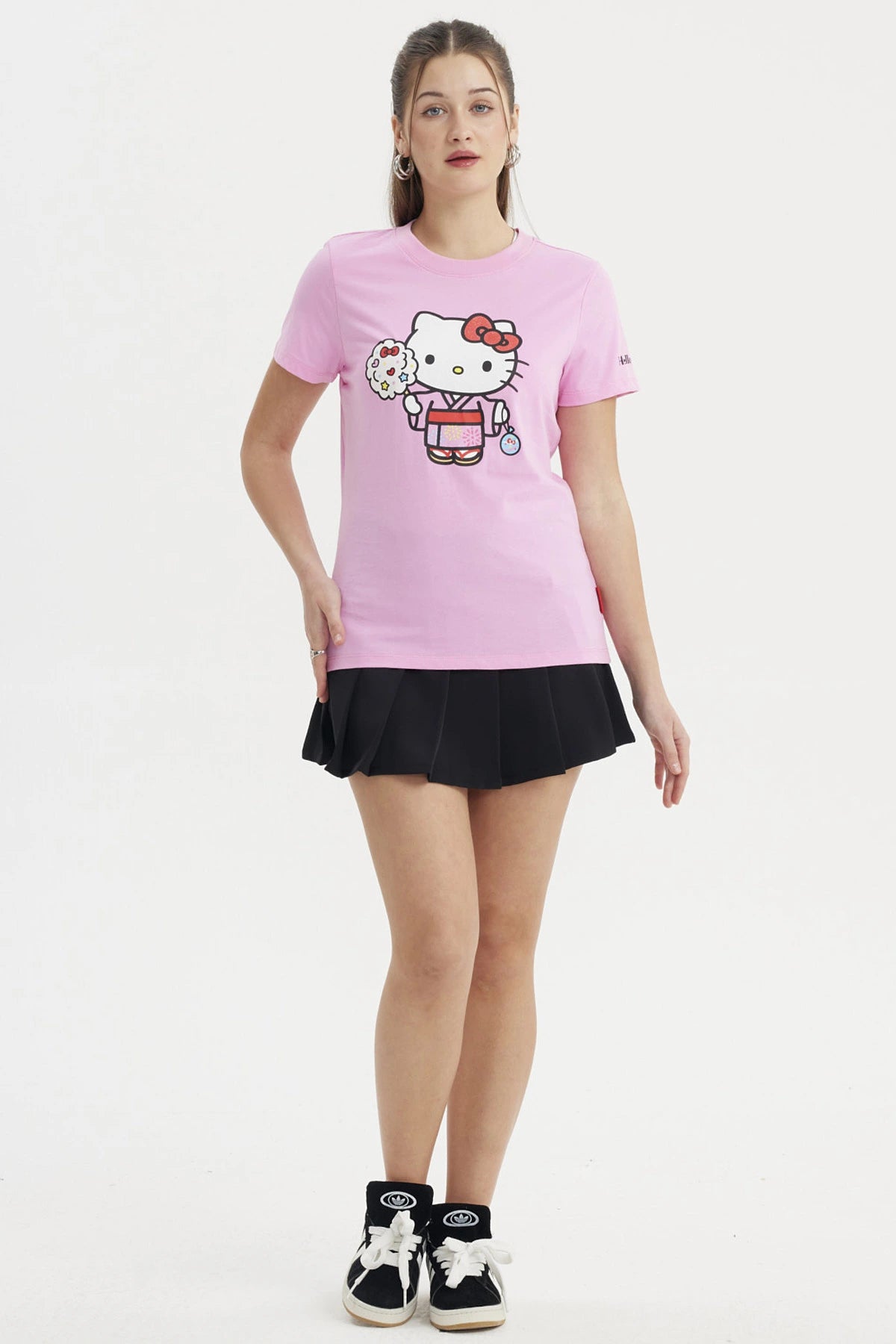 Polera rosa de mujer con Hello Kitty en kimono al frente centrado estilo caricatura