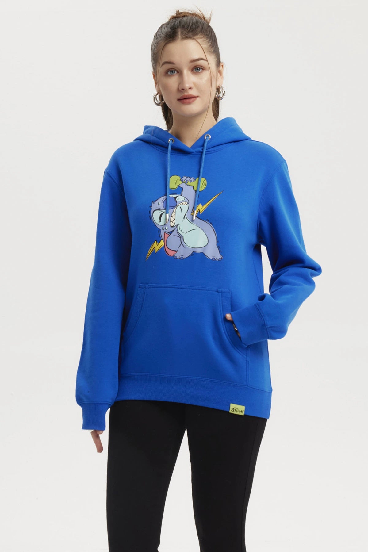 Polerón mujer azulino con capucha y estampa de Stitch levantando pesas al frente estilo dibujo animado