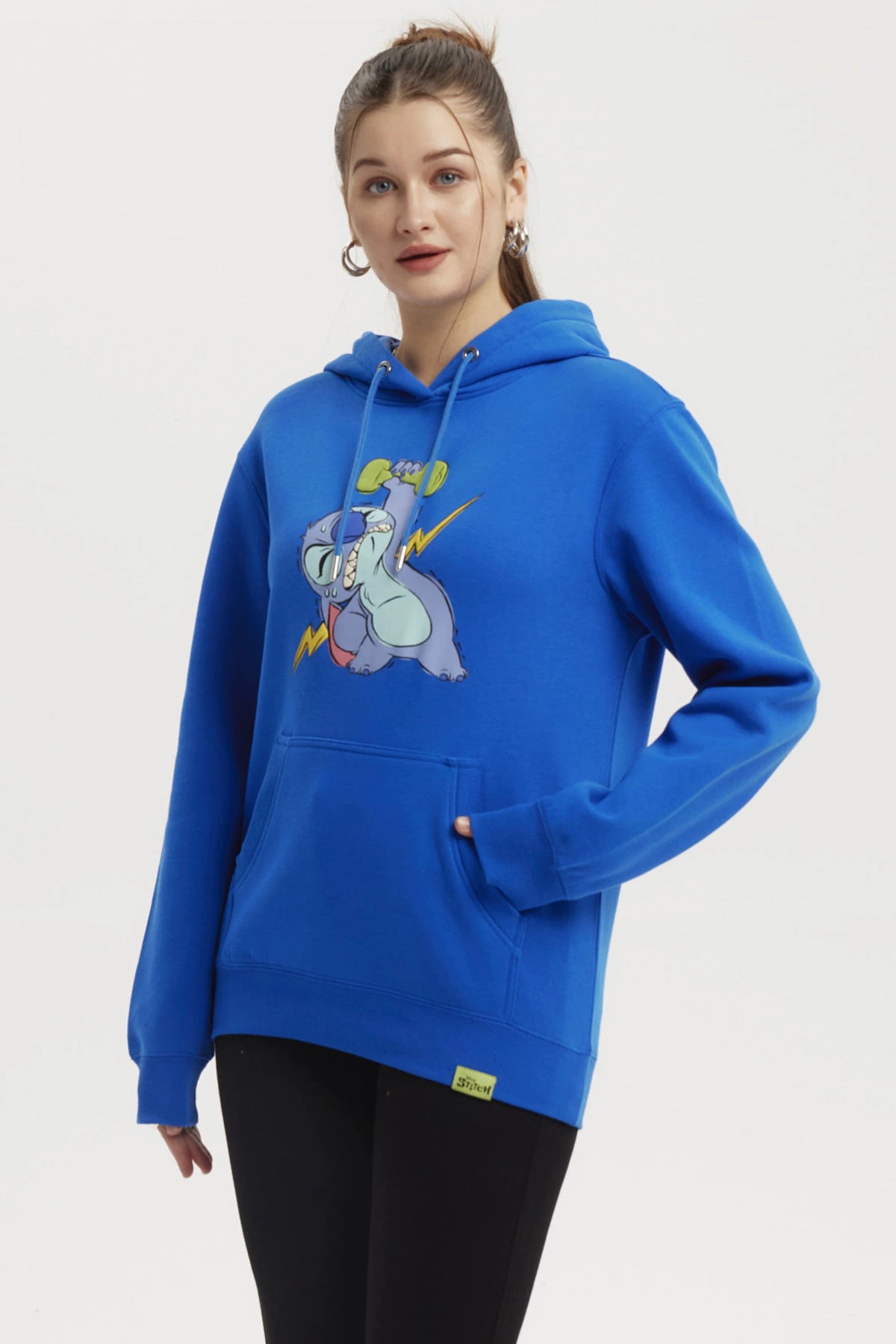 Polerón mujer azulino con capucha y estampa de Stitch levantando pesas al frente estilo dibujo animado