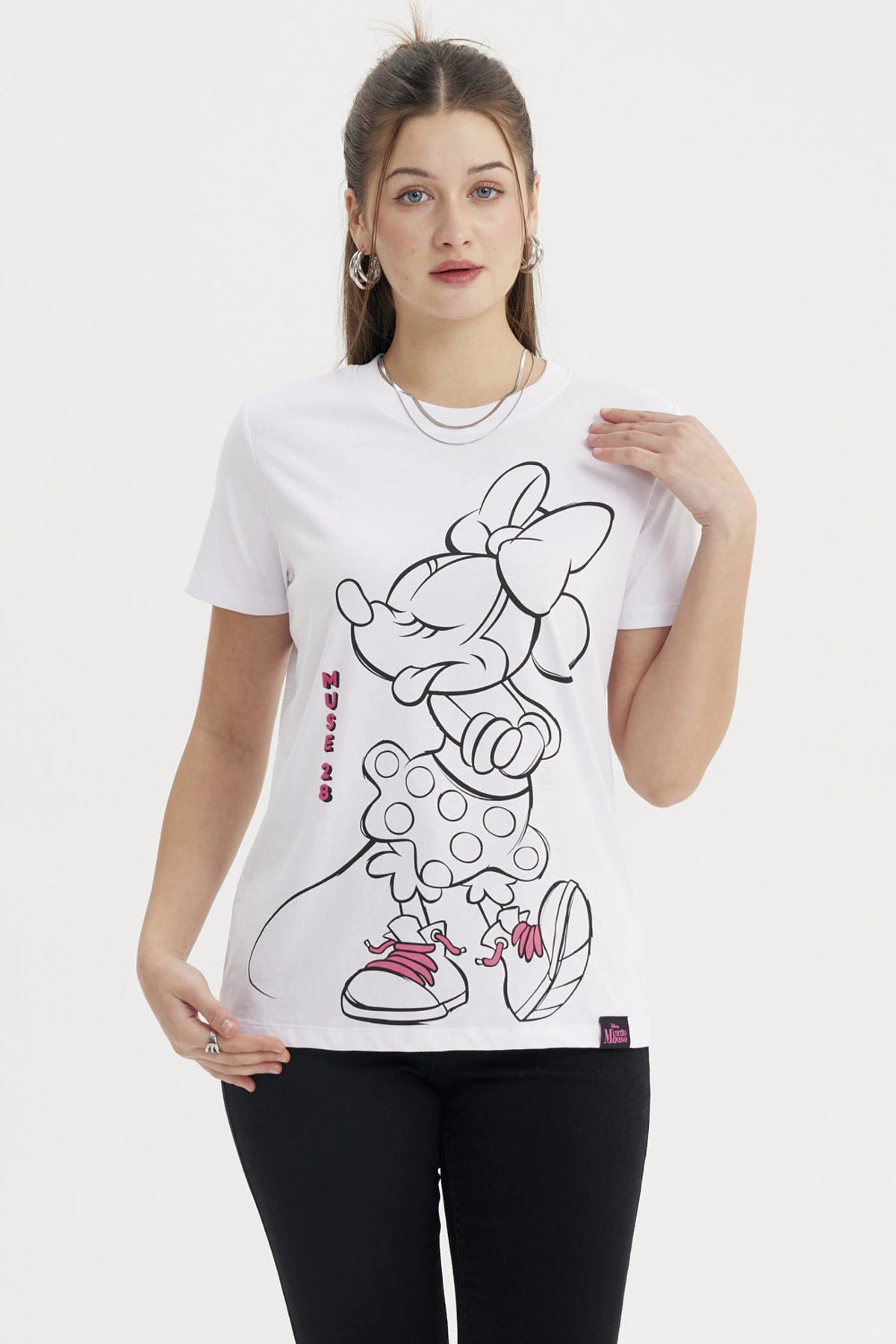 Polera blanca de mujer con estampado grande de Minnie en blanco y negro al frente con detalles rosas y texto Muse 28