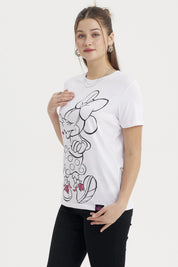 Polera blanca de mujer con estampado grande de Minnie en blanco y negro al frente con detalles rosas y texto Muse 28