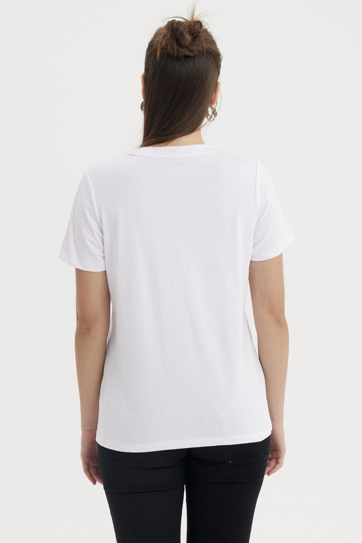 Polera blanca de mujer con estampado grande de Minnie en blanco y negro al frente con detalles rosas y texto Muse 28