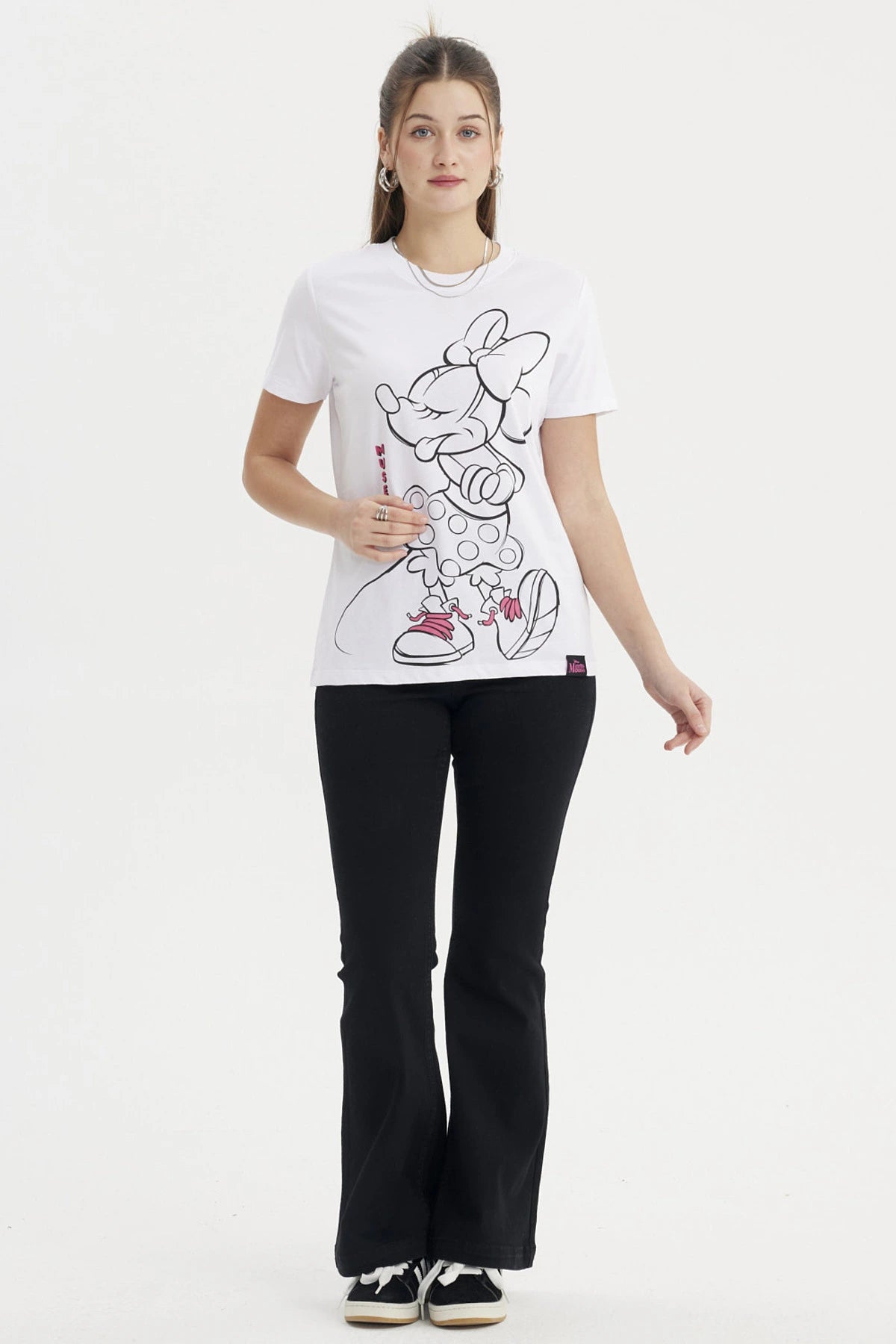 Polera blanca de mujer con estampado grande de Minnie en blanco y negro al frente con detalles rosas y texto Muse 28