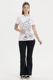 Polera blanca de mujer con estampado grande de Minnie en blanco y negro al frente con detalles rosas y texto Muse 28