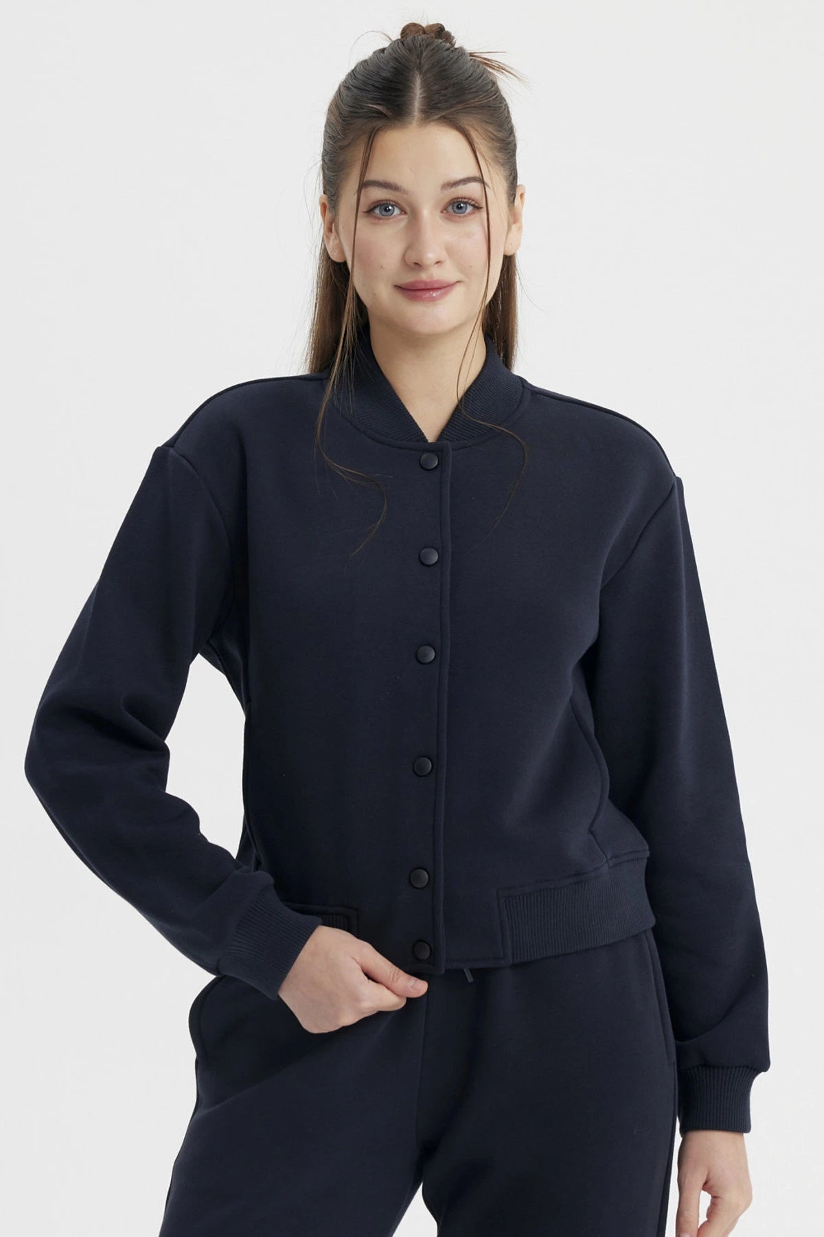 Chaqueta unisex azul marino con botones al frente y puños acanalados diseño liso estilo college casual