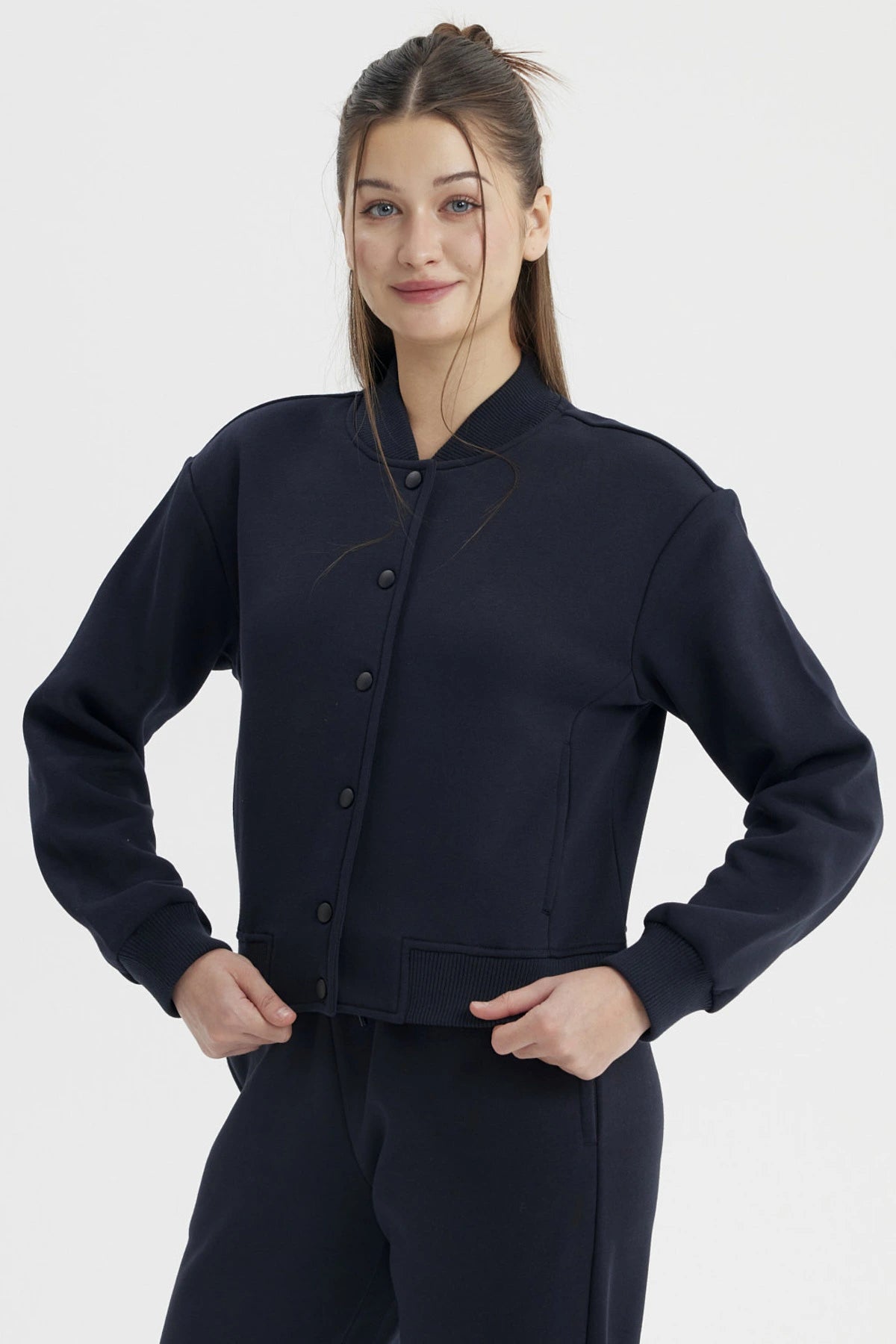Chaqueta unisex azul marino con botones al frente y puños acanalados diseño liso estilo college casual