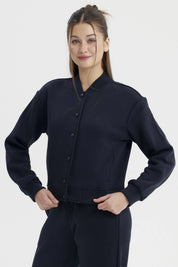 Chaqueta unisex azul marino con botones al frente y puños acanalados diseño liso estilo college casual