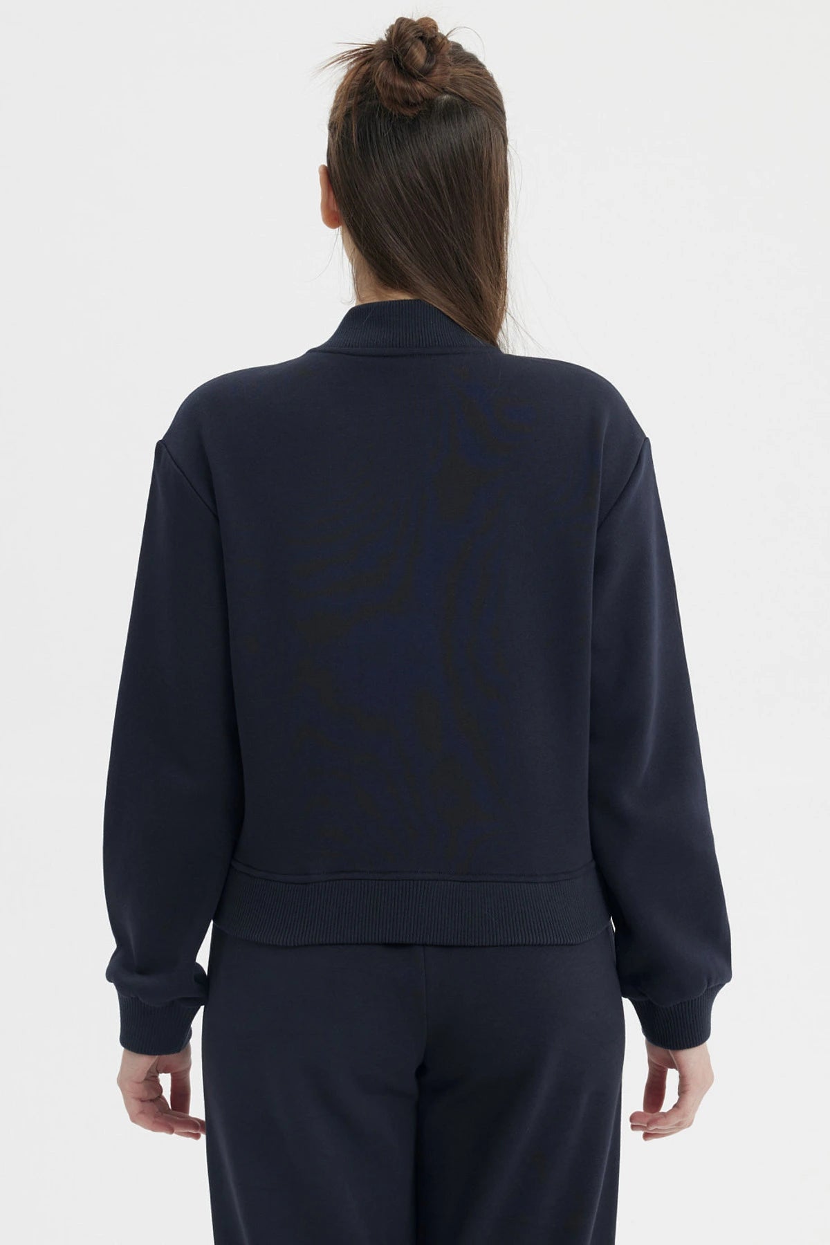 Chaqueta unisex azul marino con botones al frente y puños acanalados diseño liso estilo college casual