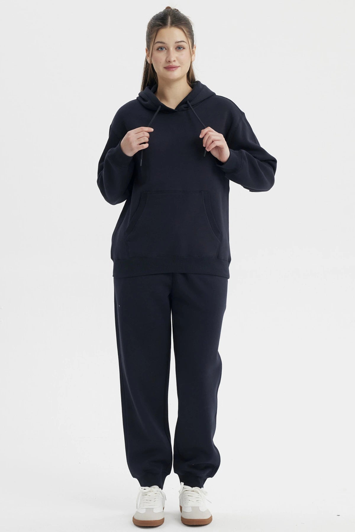 Pantalón jogger azul marino para mujer con cintura elástica y ajuste de cordón prenda lisa ideal para días relajados
