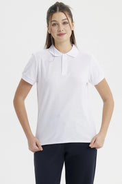 Polera blanca de mujer estilo pique con cuello polo y mangas cortas prenda lisa y clásica ideal para el día a día