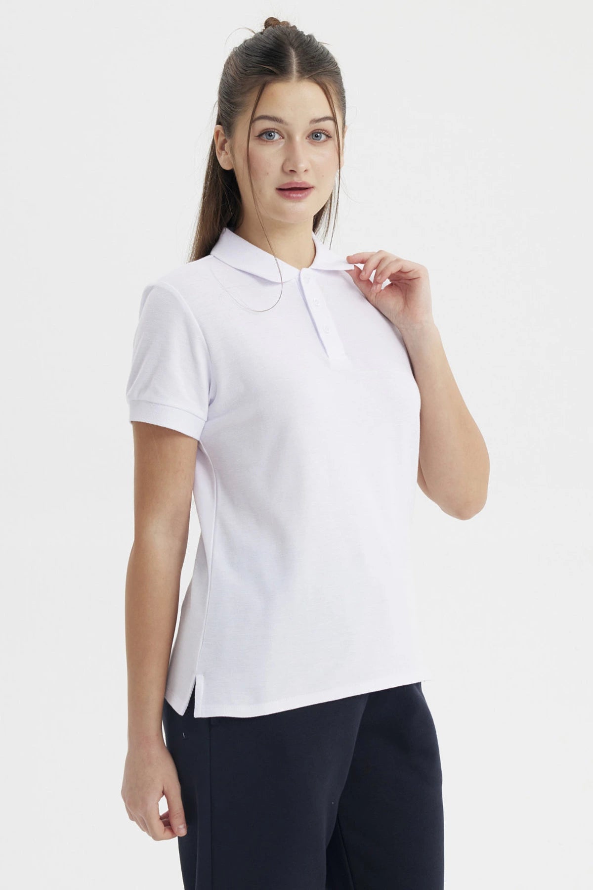 Polera blanca de mujer estilo pique con cuello polo y mangas cortas prenda lisa y clásica ideal para el día a día