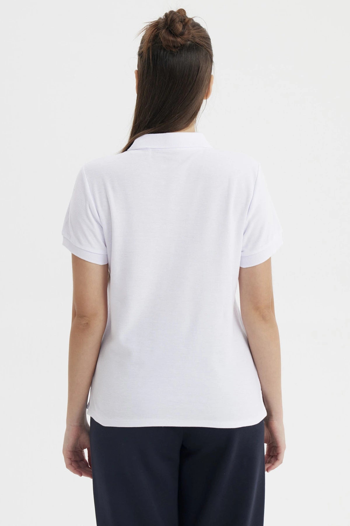 Polera blanca de mujer estilo pique con cuello polo y mangas cortas prenda lisa y clásica ideal para el día a día