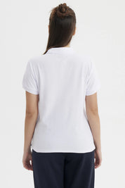 Polera blanca de mujer estilo pique con cuello polo y mangas cortas prenda lisa y clásica ideal para el día a día