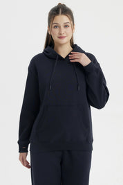 Polerón unisex azul marino con capucha y bolsillo canguro prenda lisa cómoda y casual para uso diario