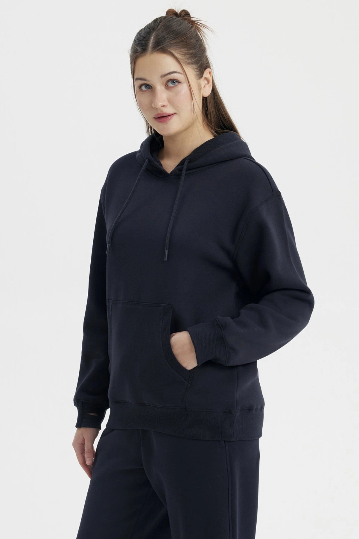 Polerón unisex azul marino con capucha y bolsillo canguro prenda lisa cómoda y casual para uso diario