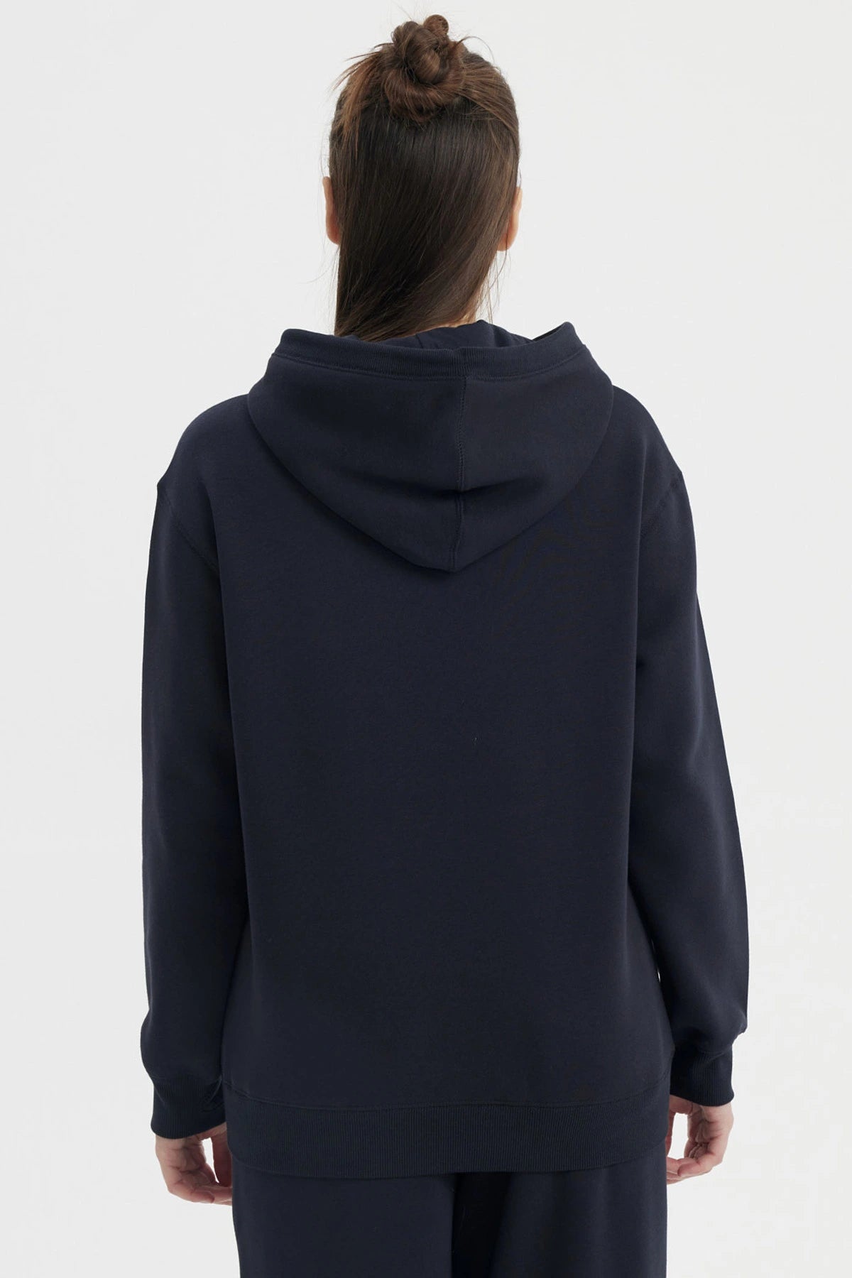 Polerón unisex azul marino con capucha y bolsillo canguro prenda lisa cómoda y casual para uso diario