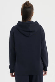 Polerón unisex azul marino con capucha y bolsillo canguro prenda lisa cómoda y casual para uso diario