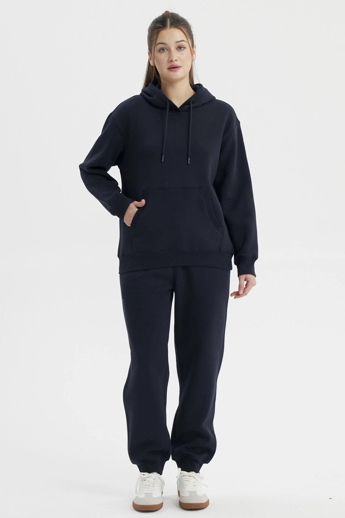 Polerón unisex azul marino con capucha y bolsillo canguro prenda lisa cómoda y casual para uso diario