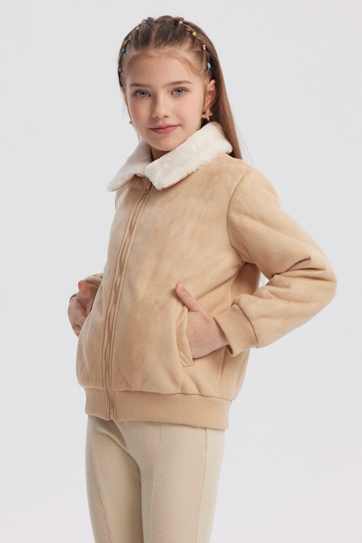 Chaqueta niña beige con cuello camisero y textura suave lisa ideal para días fríos