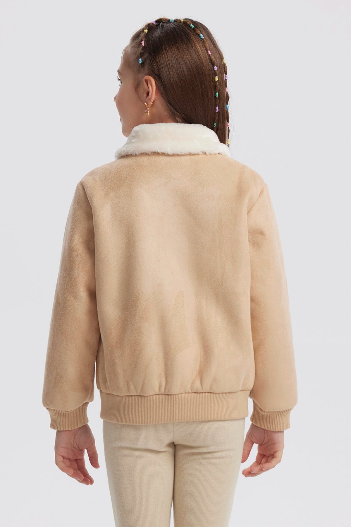 Chaqueta niña beige con cuello camisero y textura suave lisa ideal para días fríos