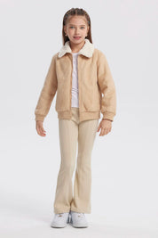 Chaqueta niña beige con cuello camisero y textura suave lisa ideal para días fríos