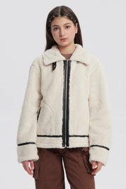 Chaqueta de niña color crudo con cuello camisero cierre frontal negro y detalles en los puños sin estampa lisa