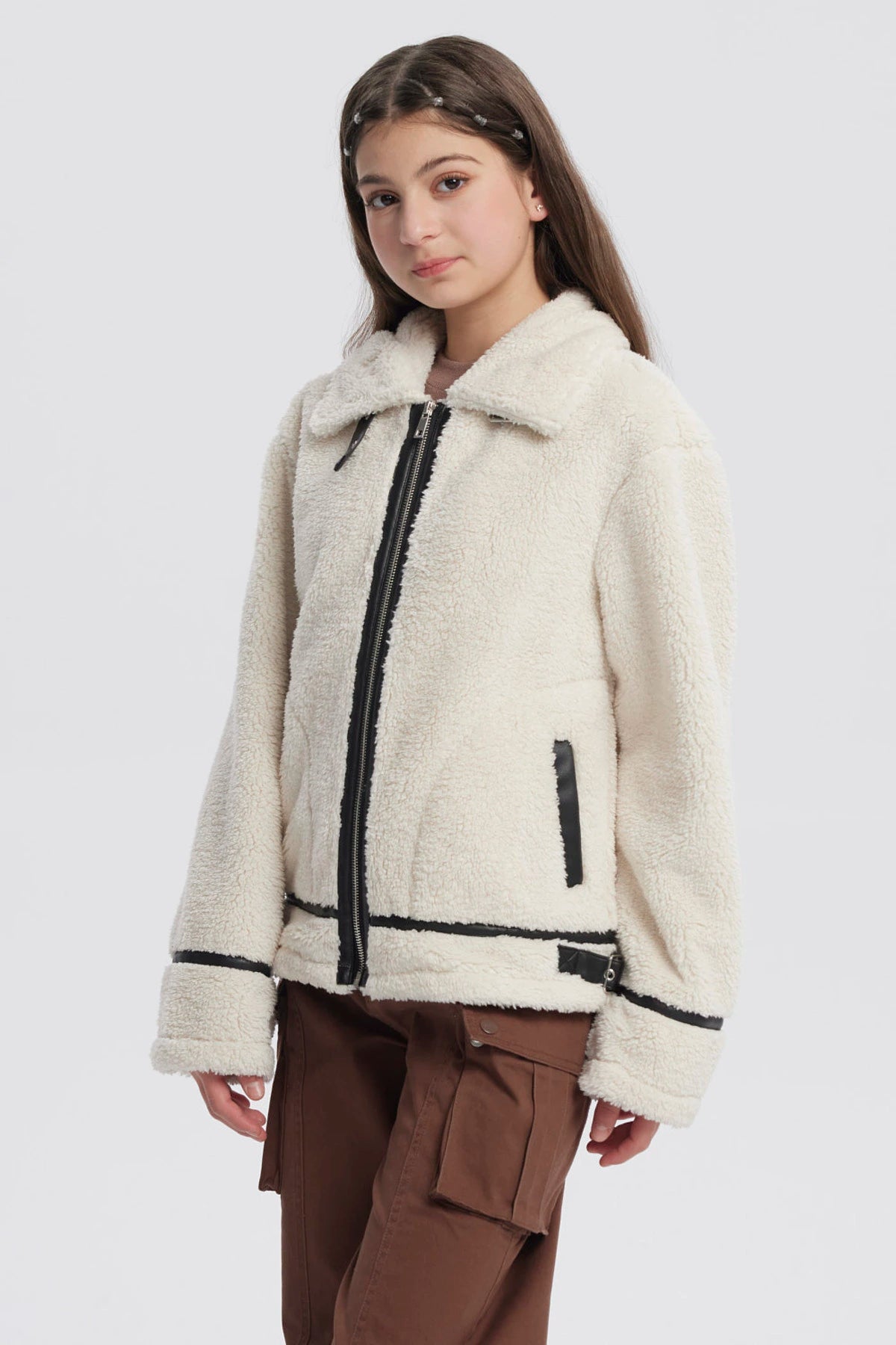 Chaqueta de niña color crudo con cuello camisero cierre frontal negro y detalles en los puños sin estampa lisa