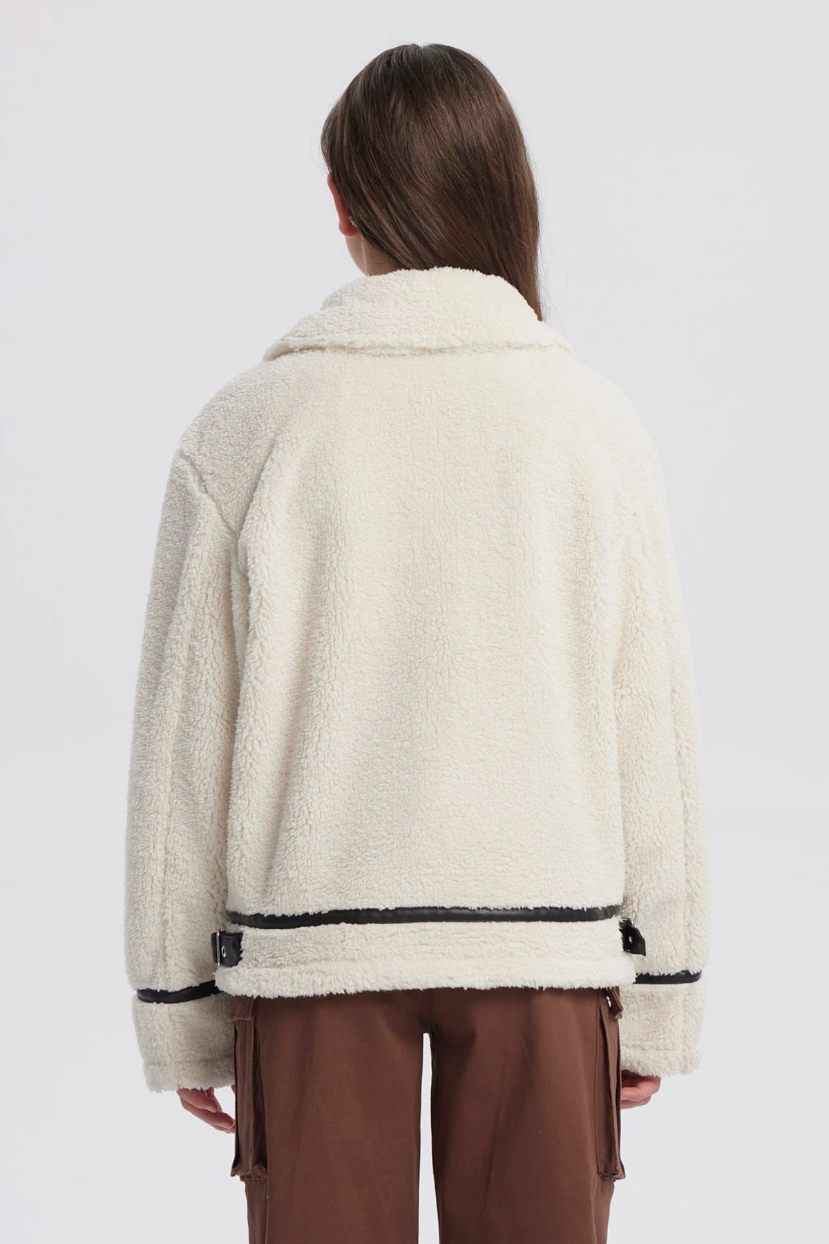Chaqueta de niña color crudo con cuello camisero cierre frontal negro y detalles en los puños sin estampa lisa