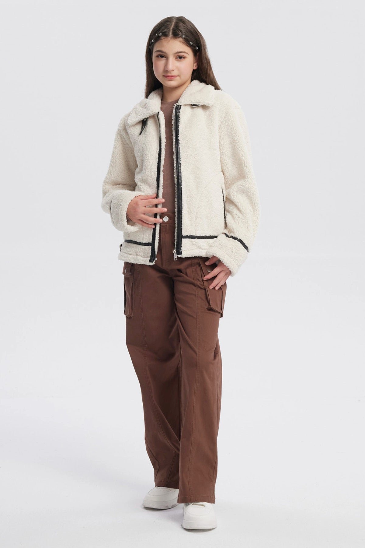 Chaqueta de niña color crudo con cuello camisero cierre frontal negro y detalles en los puños sin estampa lisa