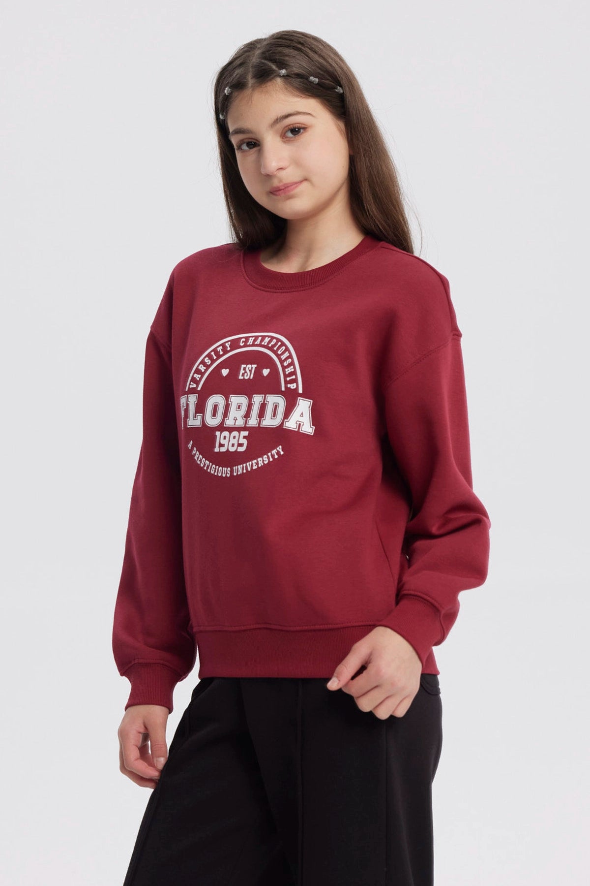Polerón niña burdeo con estampa frontal Florida 1985 estilo universitario clásico y cómodo ideal para el invierno