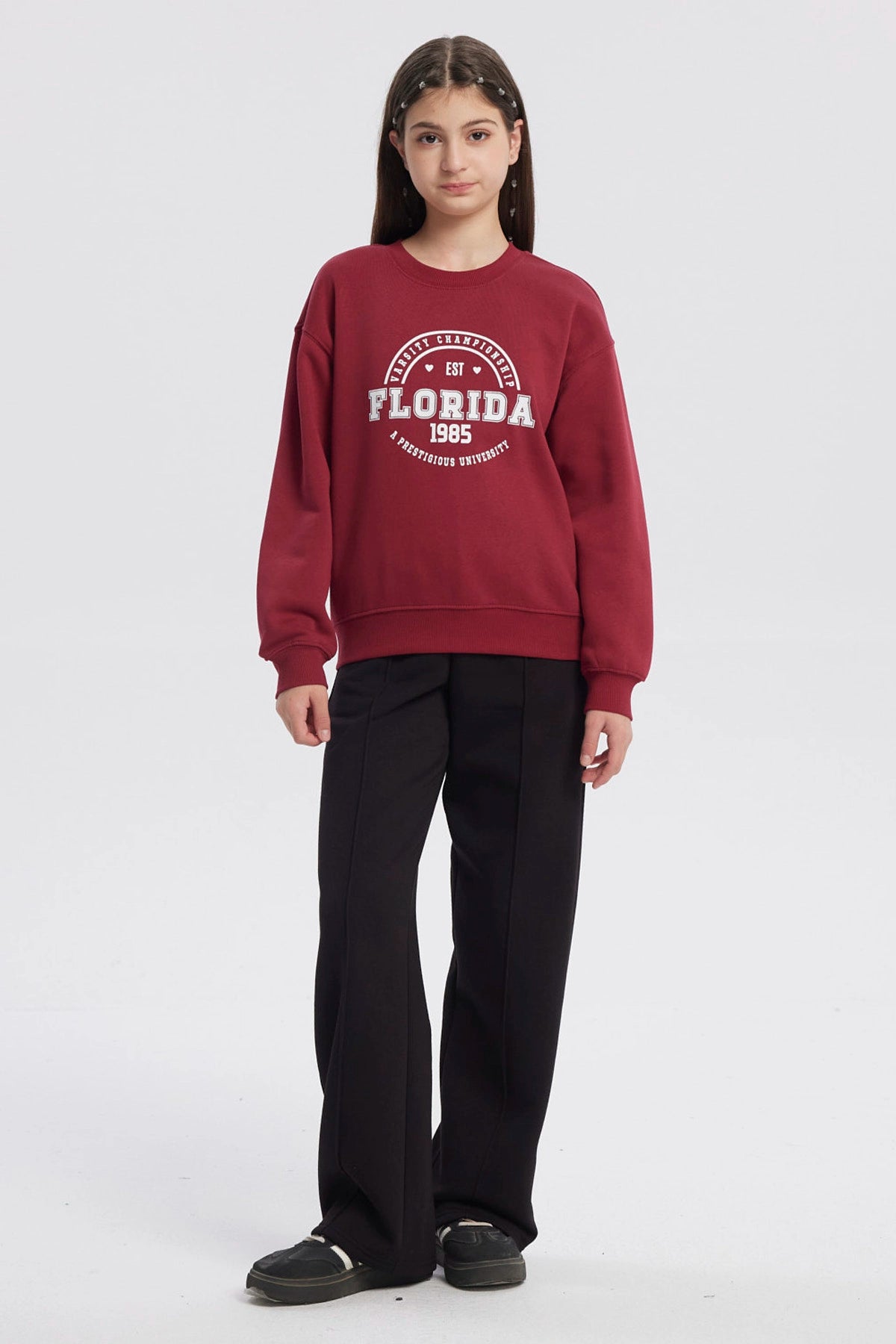 Polerón niña burdeo con estampa frontal Florida 1985 estilo universitario clásico y cómodo ideal para el invierno