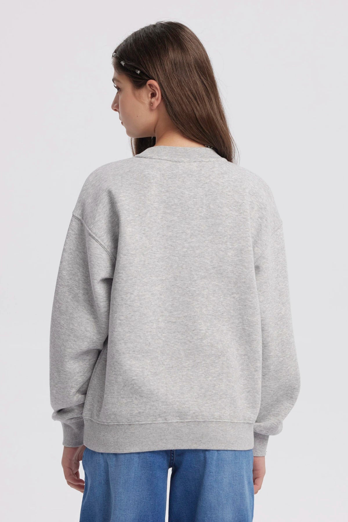 Polerón gris melange para niña con estampado Cherry Bomb en el frente mostrando cerezas y texto Happy Vibes