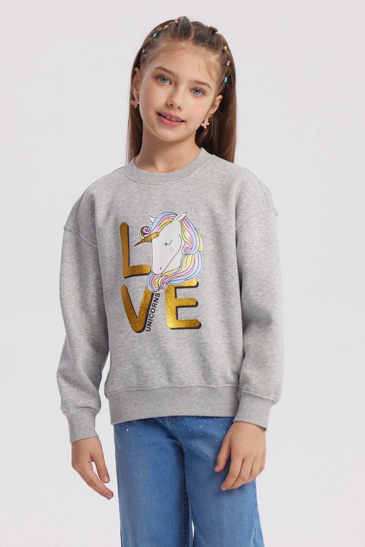 Polerón gris melange para niña con estampa de unicornio y texto LOVE en el frente estilo casual