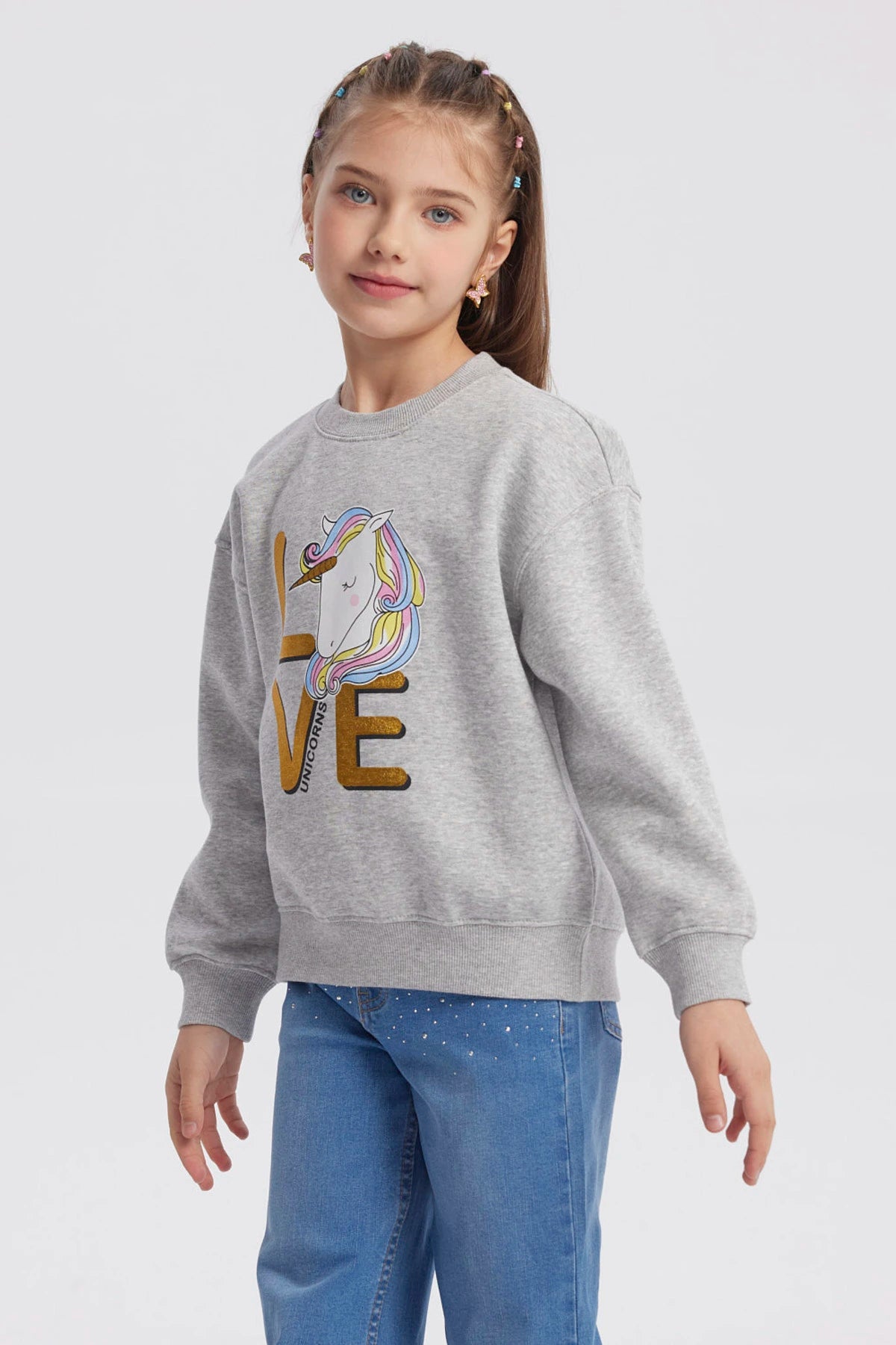Polerón gris melange con unicornio colorido y texto LOVE UNICORNS en el frente en letras grandes y doradas