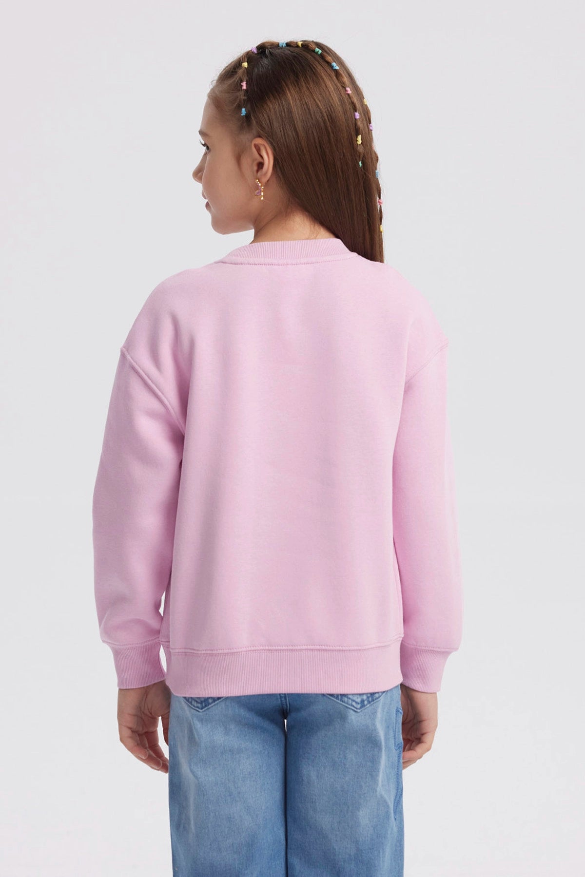 Polerón rosa para niña con diseño de "IT'S OK" en el frente letras grandes con carita feliz y flores estilo gráfico